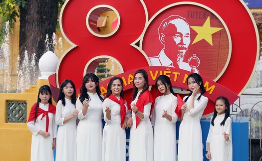 Lan tỏa tình yêu nước với tà áo dài và hình ảnh lá cờ Tổ quốc