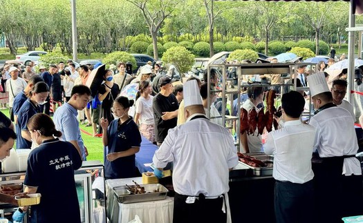 Khách sạn hạng sang ở Trung Quốc mở quầy bán món ăn trên vỉa hè để bù lỗ