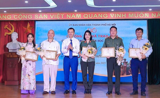 "Ngọn đèn trong đêm rất khuya âm thầm cháy…"