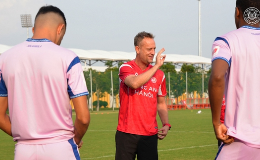 HLV Mano Polking lọt vào tầm ngắm đội tuyển từng 4 lần vô địch AFF Cup