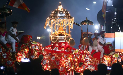 Lễ hội Esala Perahera rước xá lợi răng Phật 1000 năm tuổi ở Sri Lanka