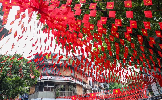 Sắc đỏ ngập tràn ngõ phố Thủ đô
