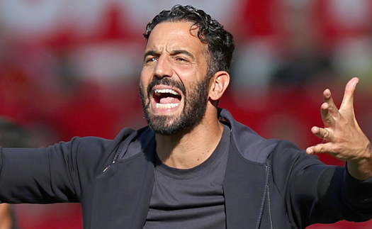 HLV Amorim nói thẳng về tình huống gây tranh cãi, khẳng định MU chơi tốt hơn Arsenal