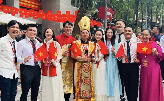 Dàn nghệ sĩ hào hứng tham gia Tổng hợp luyện diễu binh, diễu hành lần thứ nhất