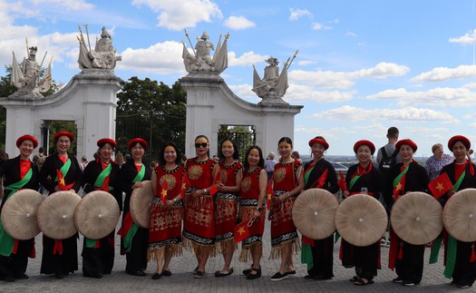 "Việt phục bộ hành” - Lan tỏa văn hóa Việt ra thế giới