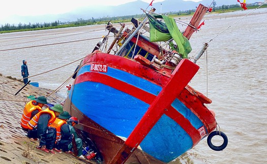 Hình ảnh Hà Tĩnh khẩn trương cứu tàu thuyền bị hư hỏng do bão số 5