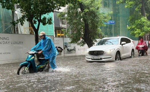 Mưa trắng trời, Hà Nội ngập khắp nơi