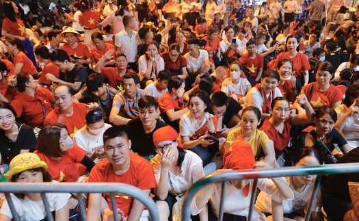 Người dân tập trung chờ xem Tổng duyệt Lễ diễu binh, diễu hành A80