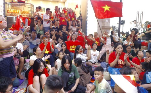 Không khí lễ hội trên hè phố Hà Nội chờ xem tổng duyệt