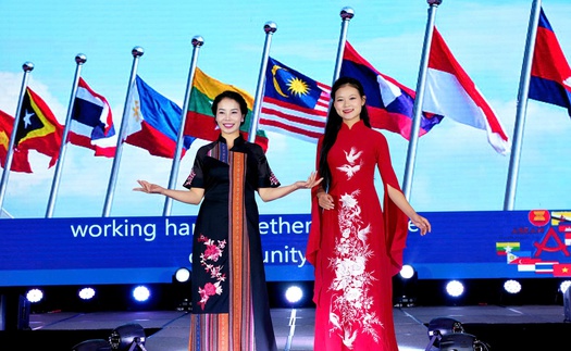 NTK Hằng Nguyễn: Áo dài là "sứ giả" tôn vinh di sản văn hóa dân tộc