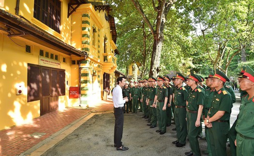 Lực lượng diễu binh, diễu hành A80 tham quan Khu Di tích Chủ tịch Hồ Chí Minh