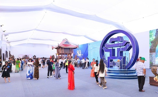 Du khách hào hứng trải nghiệm Không gian "Truyền thống và Sáng tạo Hà Nội 2025"