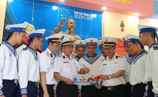 Trao hàng trăm bức thư của thiếu nhi Hà Nội gửi chiến sĩ và nhân dân Trường Sa