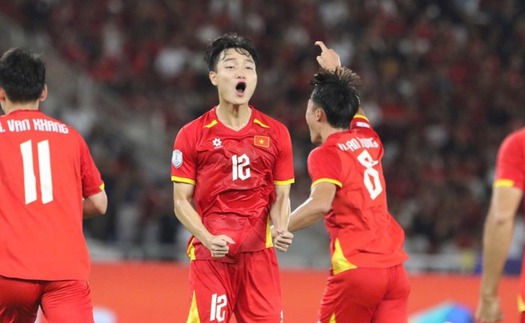 Tuyển trẻ Việt Nam thắng đậm 5-0 trước Singapore, vươn lên dẫn đầu bảng vòng loại giải châu Á.
