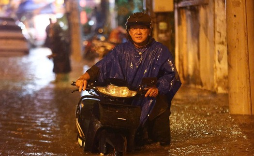 TP. Hồ Chí Minh: Nhiều tuyến đường bị ngập nặng sau cơn mưa chiều