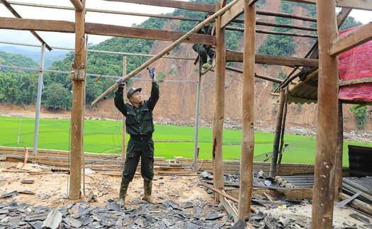 Khẩn trương xây mới, sửa chữa nhà ở giúp người dân vùng lũ Điện Biên