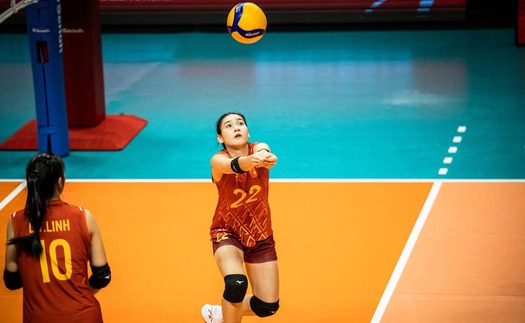 Nữ VĐV chuyền hai thực hiện cầu phát bóng ăn liền 13 điểm, giúp U21 Việt Nam có set thắng cách biệt 25-5 trước U21 Canada