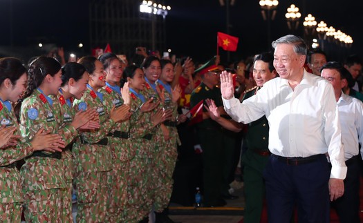 Tổng Bí thư Tô Lâm dự chương trình chính luận nghệ thuật “Dưới cờ vinh quang”