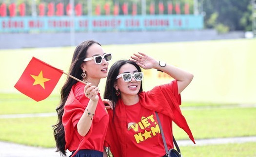 Người dân háo hức chụp ảnh tại khu vực Quảng trường Ba Đình 