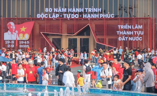 Hình ảnh người dân di chuyển sớm đến tham quan Trung tâm triển lãm Việt Nam