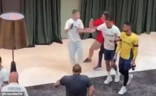 Ronaldo bị chỉ trích khi thiếu thân thiện, thậm chí còn chửi CĐV