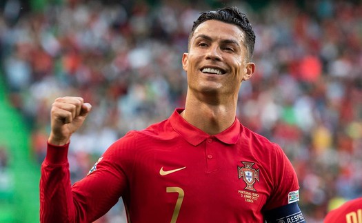Ronaldo nhận danh hiệu cao quý ở tuổi 40 tại quê hương