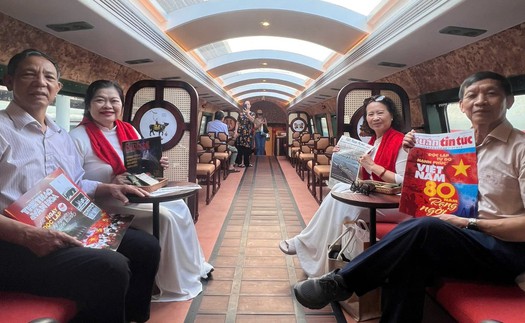 Ấn phẩm của TTXVN trở thành món ăn tinh thần trên chuyến tàu 'Hà Nội 5 cửa ô'