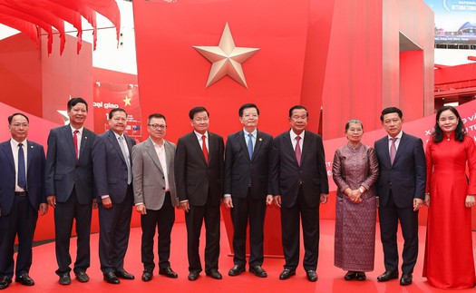 Tổng Bí thư, Chủ tịch nước Lào và Chủ tịch Đảng Nhân dân, Chủ tịch Thượng viện Campuchia tham quan Triển lãm thành tựu đất nước