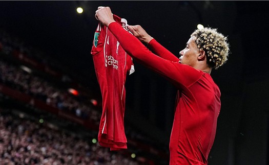 HLV Arne Slot: 'Ekitike đã nhận một thẻ đỏ ngu ngốc'