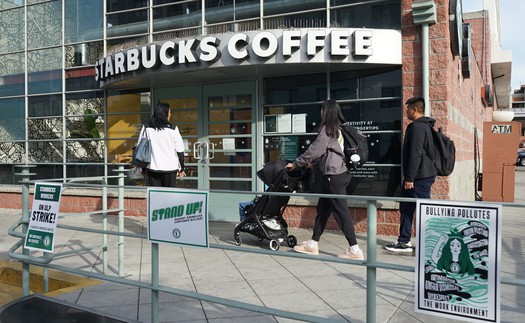 Starbucks đóng hàng trăm cửa hàng, sa thải 900 nhân viên