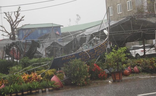 Cứu nạn nhiều người dân mắc kẹt khi nhà sập mái do ảnh hưởng bão số 10