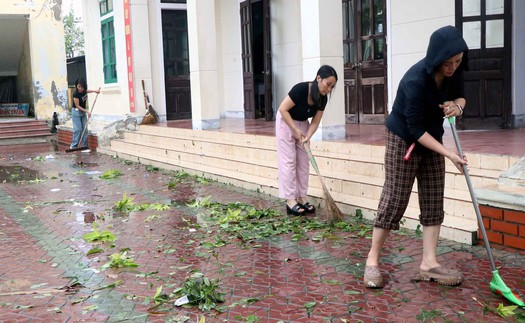 Các trường học Hà Tĩnh dọn dẹp vệ sinh sau bão