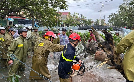 Thăm hỏi gia đình Bí thư Chi bộ thôn tử vong trong quá trình tham gia chống bão số 10