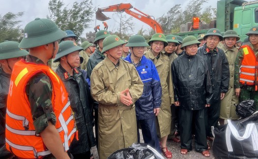 Phó Thủ tướng Trần Hồng Hà kiểm tra việc khắc phục sự cố kè biển tại Ninh Bình