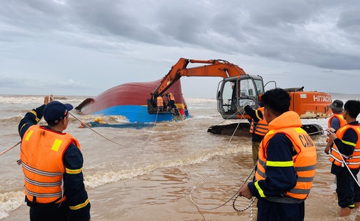 Quảng Trị trục vớt tàu cá, nỗ lực tìm kiếm thuyền viên mất tích tại cửa sông Gianh