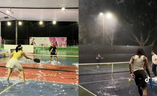 Trời mưa lớn, sân ngập úng nhưng nhiều người vẫn chơi pickleball
