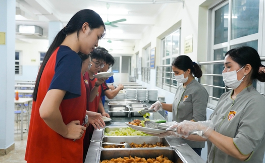 Trường đại học ở Hà Nội mở cửa căng tin, cung cấp bánh bao, mì gói cho sinh viên kẹt vì mưa dông