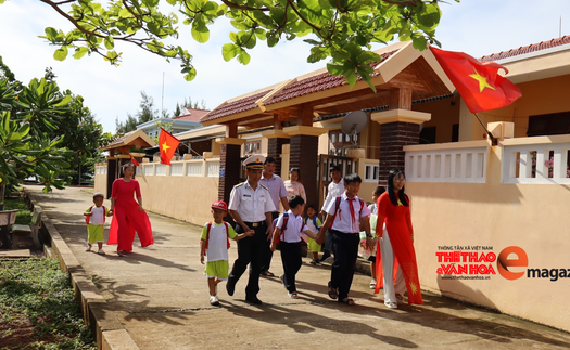 Rộn ràng khai giảng năm học mới ở đặc khu Trường Sa