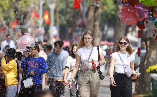 Người nước ngoài hào hứng đón Tết Dương lịch 2026 tại Thủ đô Hà Nội