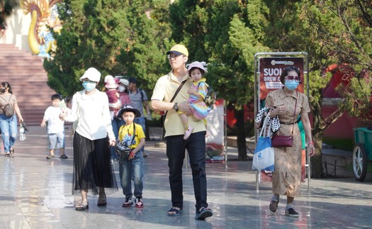 Các điểm vui chơi, giải trí nhộn nhịp du khách trong ngày đầu năm mới