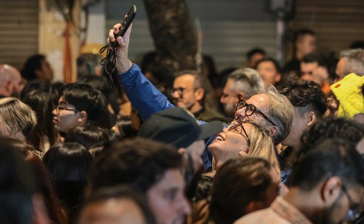 Người nước ngoài hào hứng đón năm mới 2026 tại Thủ đô Hà Nội