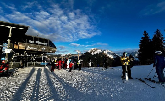 Tuyết rơi dày mang hi vọng trở lại cho du lịch mùa Đông nước Pháp