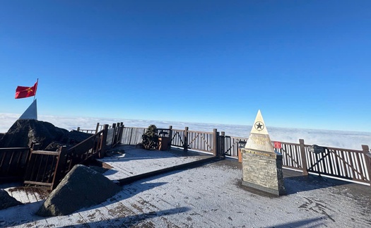 Đỉnh Fansipan phủ băng trắng xoá