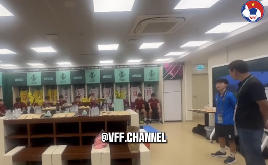 Khoảnh khắc không có trên tivi: HLV Kim Sang Sik dõng dạc đọc đội hình và dặn dò U23 Việt Nam trước trận