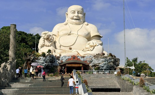 Tượng Phật Di Lặc trên đỉnh núi lớn nhất châu Á