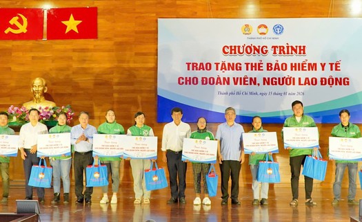 Thành phố Hồ Chí Minh tặng thẻ bảo hiểm y tế cho người lao động khó khăn
