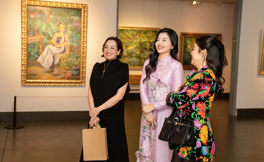 Khách tham quan hào hứng đến với "Mộng giữa chiều hoa" của Họa sĩ Lê Trang