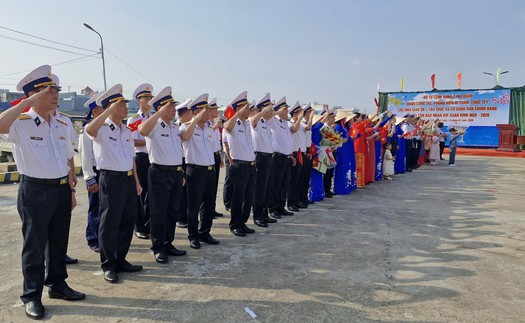 Hai tàu Hải quân khởi hành mang quà Tết đến Nhà giàn DK1 và các tàu trực trên biển