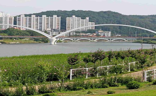 Hàn Quốc: Lần đầu có khu văn hóa ẩm thực thế giới trên cầu đi bộ