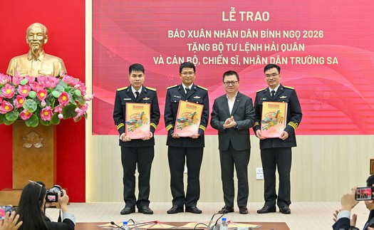 Mang báo Tết ra Trường Sa: Mạch nguồn yêu thương nơi biển đảo